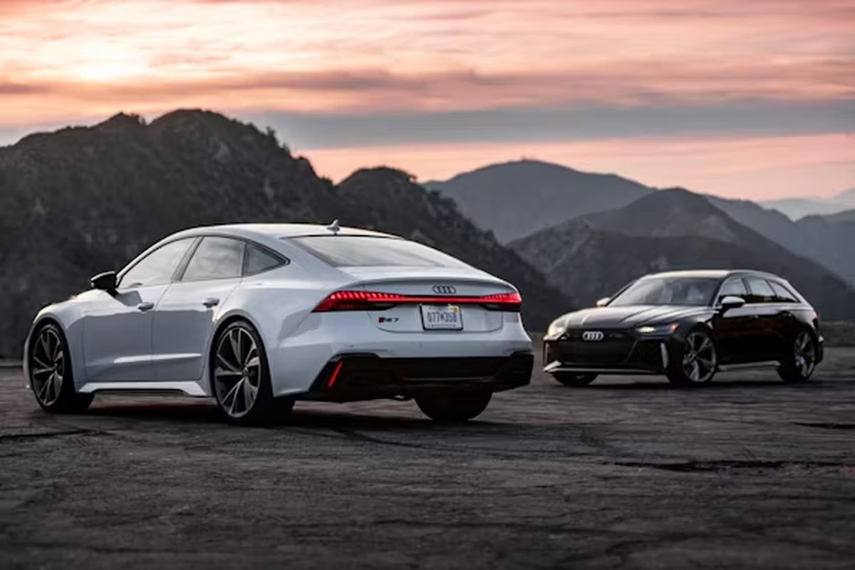 Audi RS7 Sportback en RS6 Avant bij zonsondergang