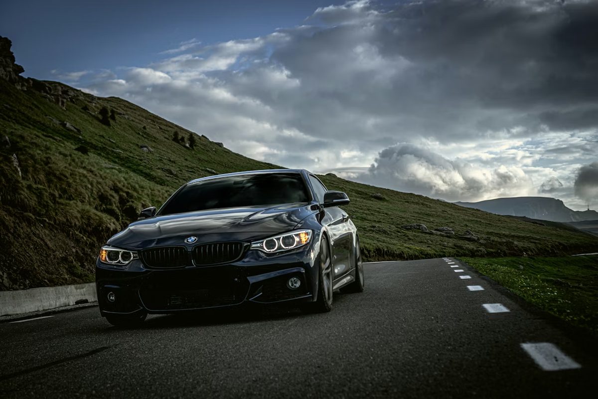 Zwarte BMW 4-Serie M-Sport op een bergweg — sourcing van premium BMW-uitvoeringen