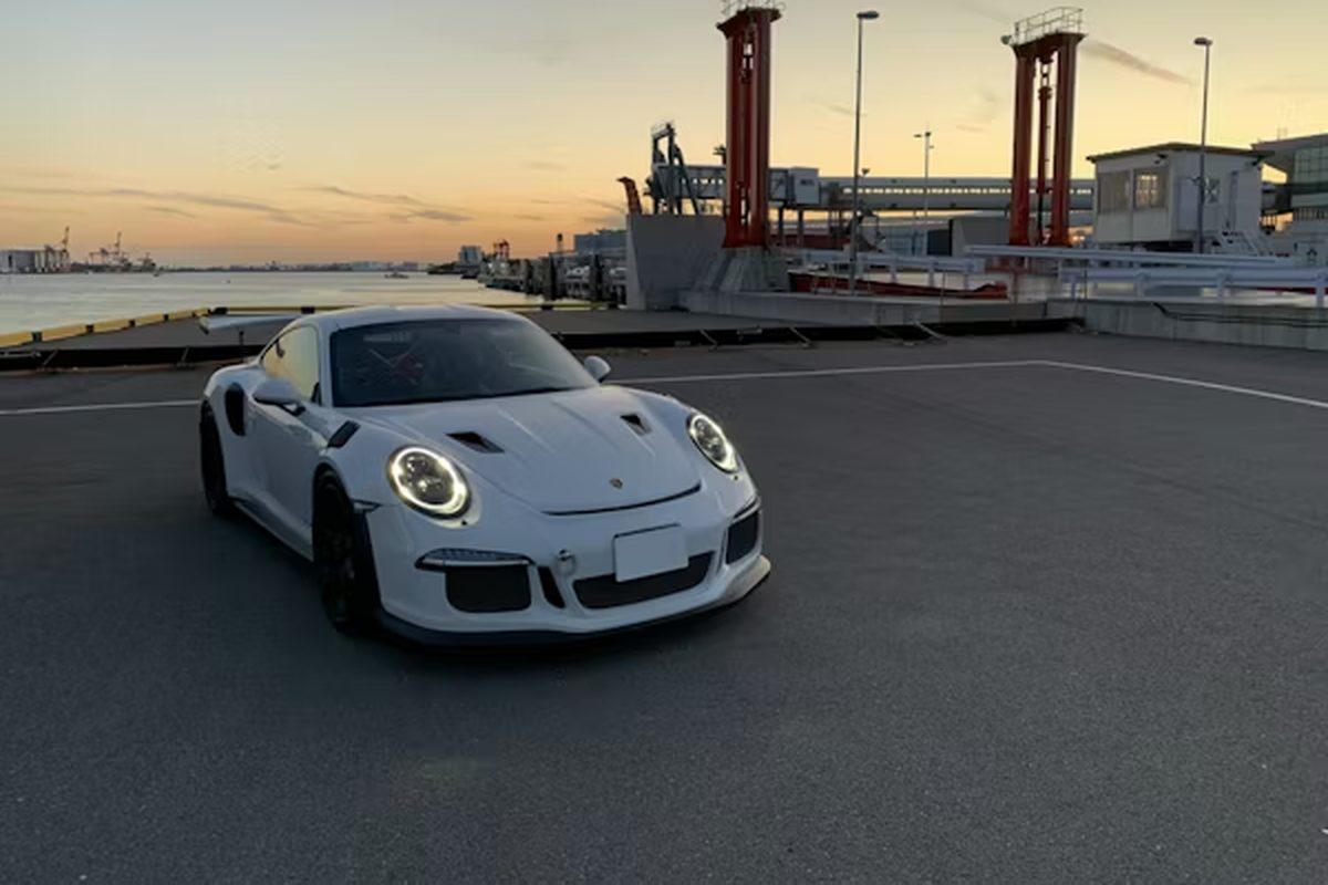 Witte Porsche 911 GT3 RS bij een haven — import van zeldzame uitvoeringen