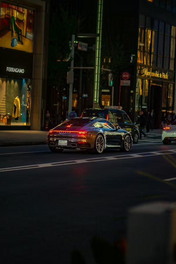Porsche 911 op Ginza-straat in Tokyo