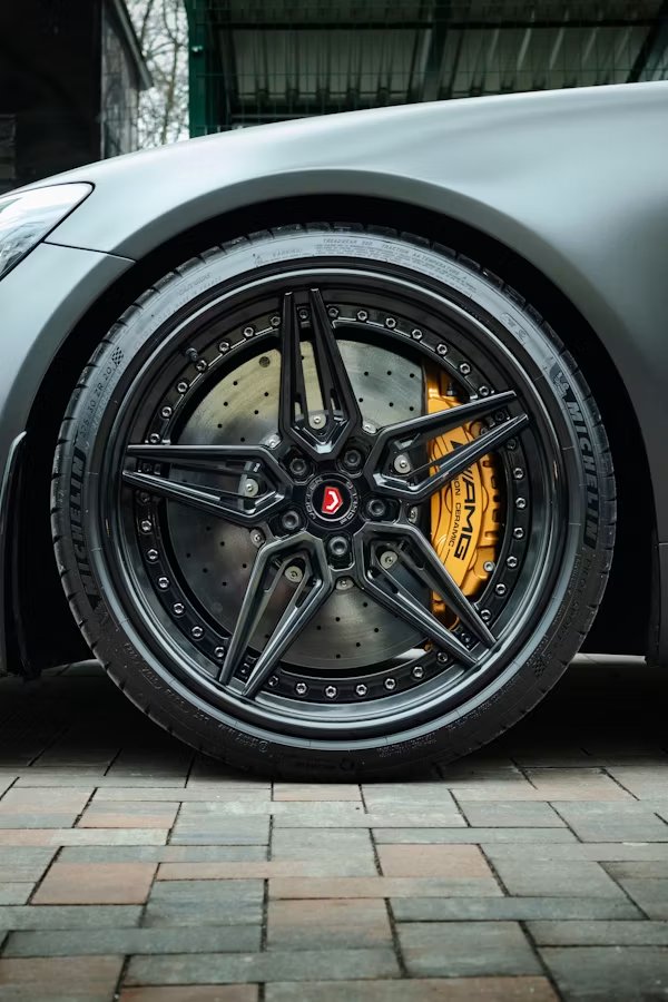 Close-up detail van Mercedes-AMG velg met carbon-ceramic remklauw