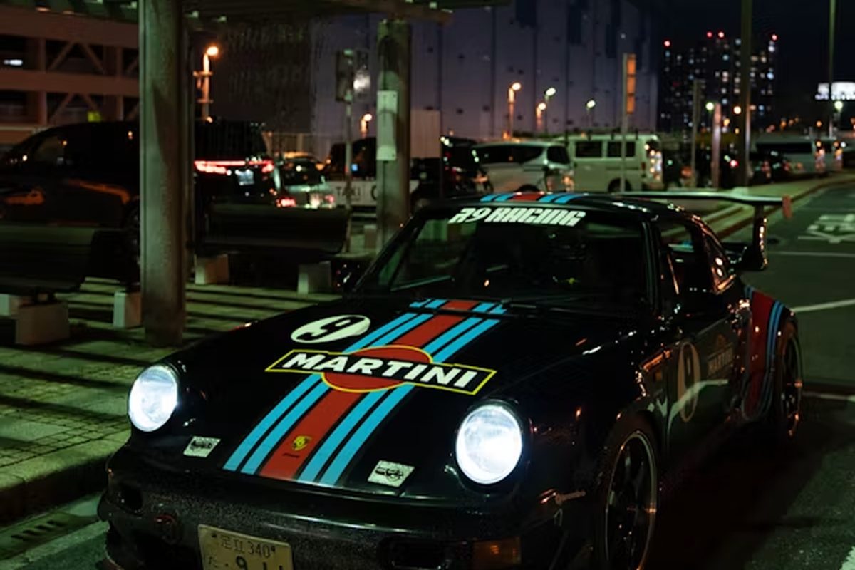 Porsche 911 met Martini-livery in nachtelijk Tokio — Japan-route