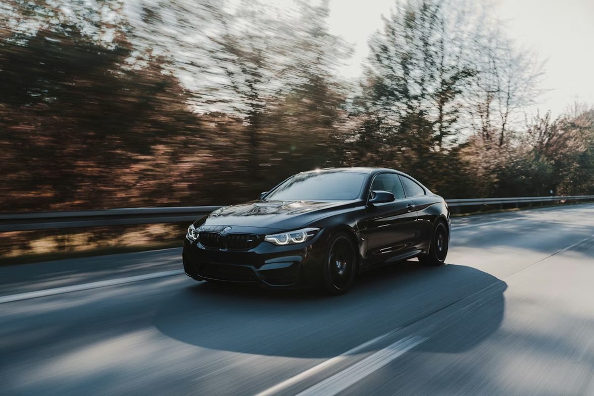 Zwarte BMW M4 onderweg — sourcing-traject Duitsland