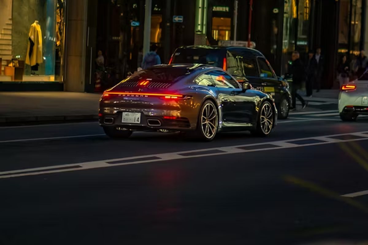 Porsche 911 in nachtelijk Ginza, Tokio — sourcing-traject Japan