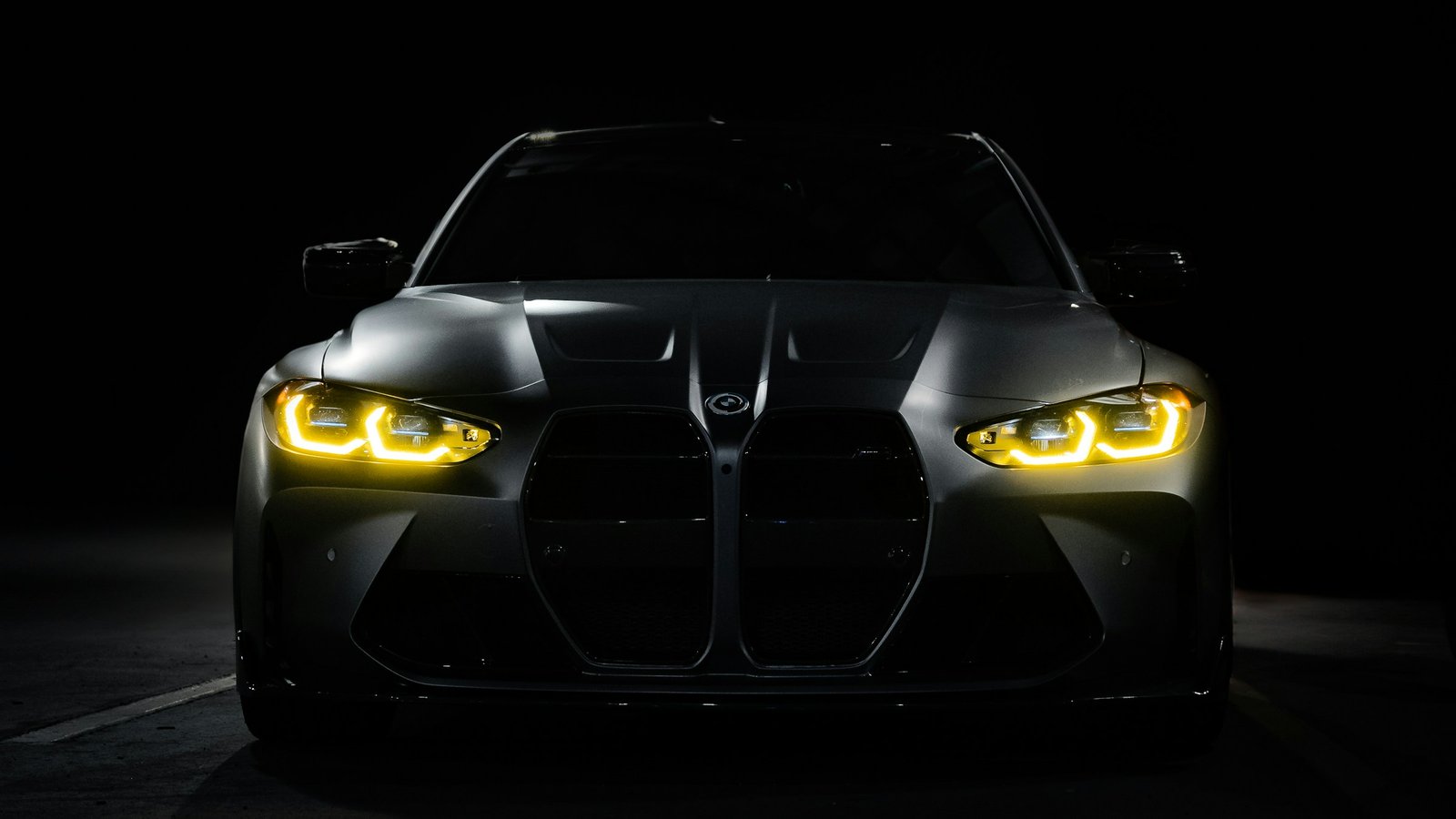 BMW M3 (G80) head-on met gele LED-koplampen — sourcing van premium-uitvoeringen