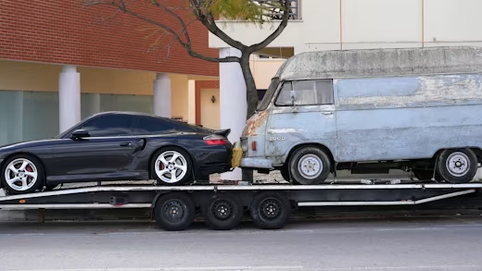 Porsche 911 op autotransport-trailer — import en aflevering